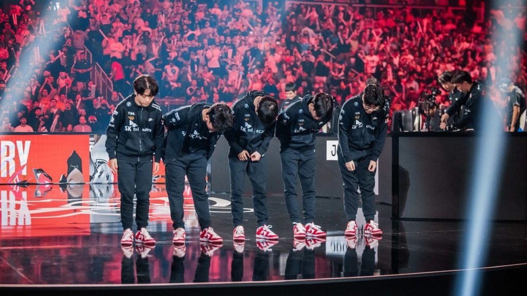 JD Gaming beat EDward Gaming 2-0; the player GALA recorded sixteen kills
