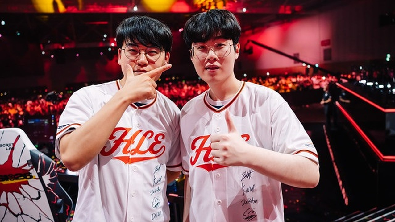 Hanwha Life Esports players stand together