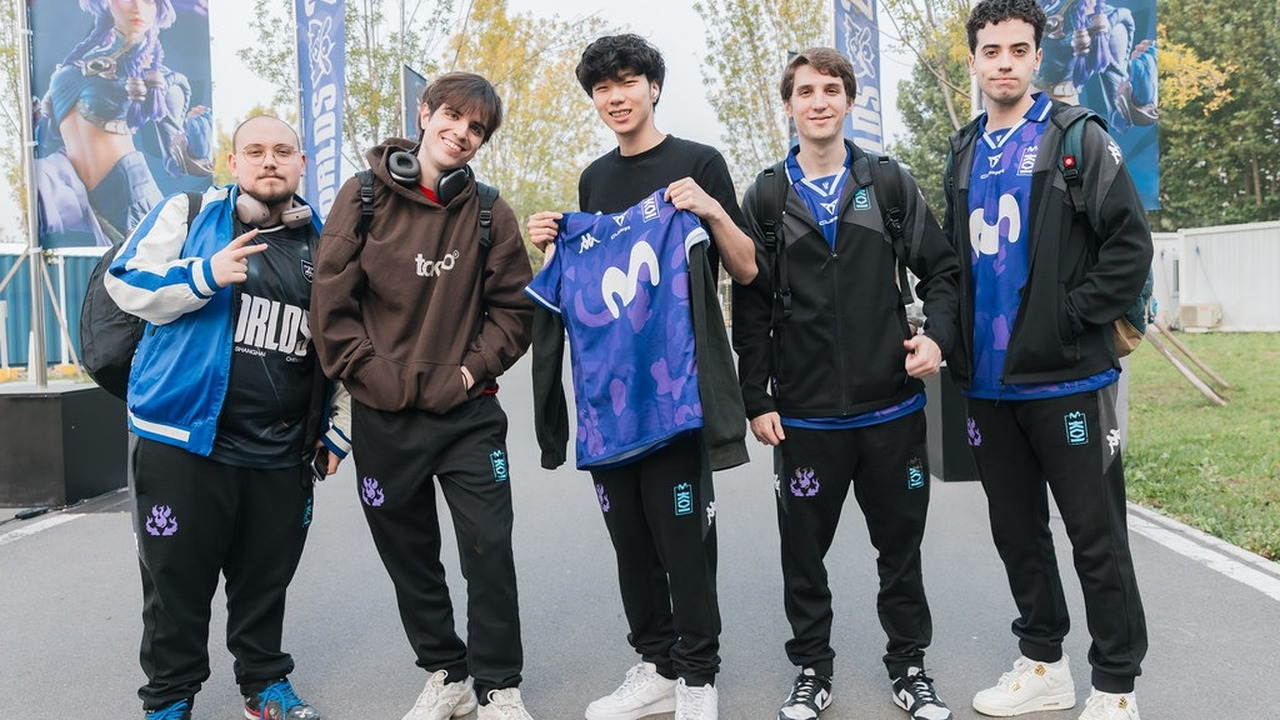 Movistar KOI League of Legends players stand together at a live event