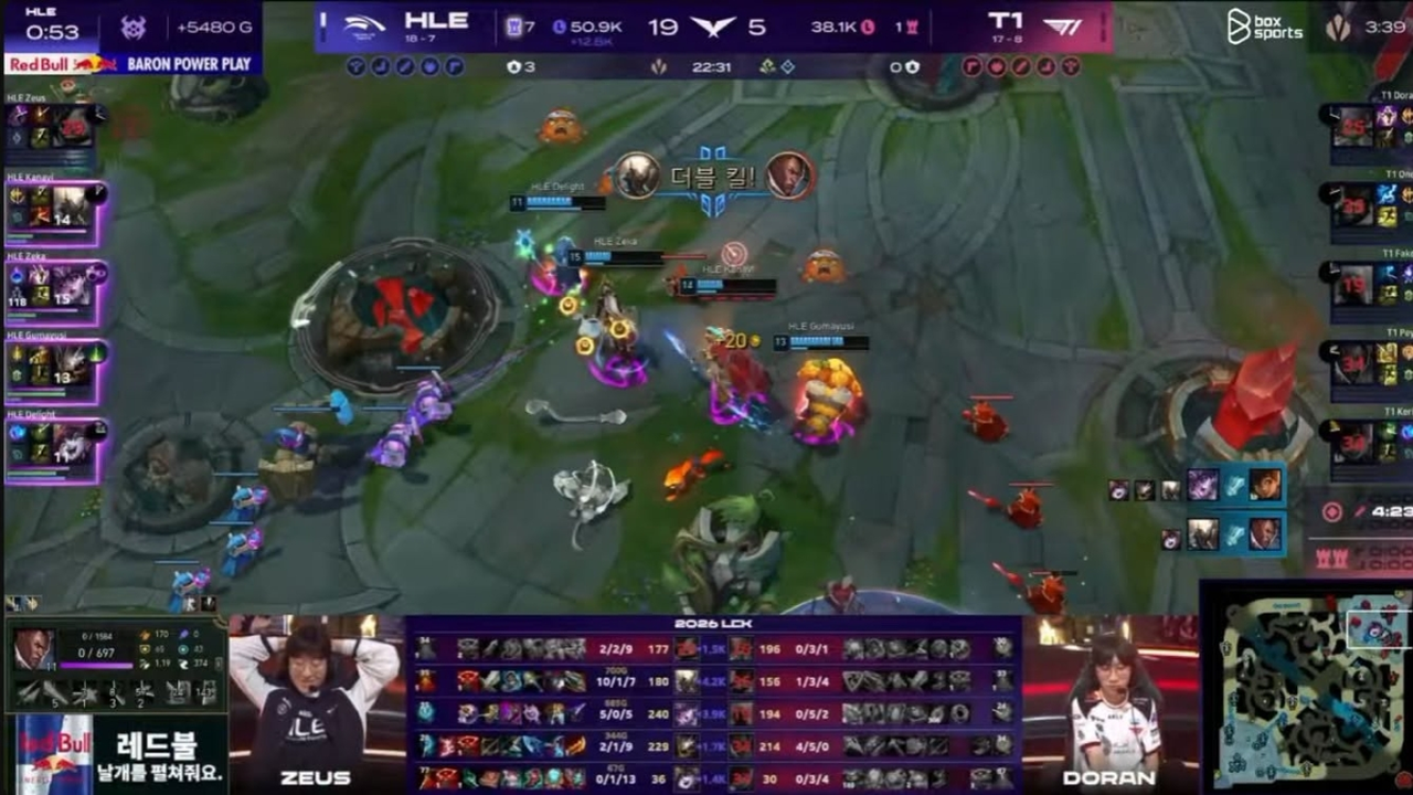 Hanwha Life Esports attack the T1 base in the second game