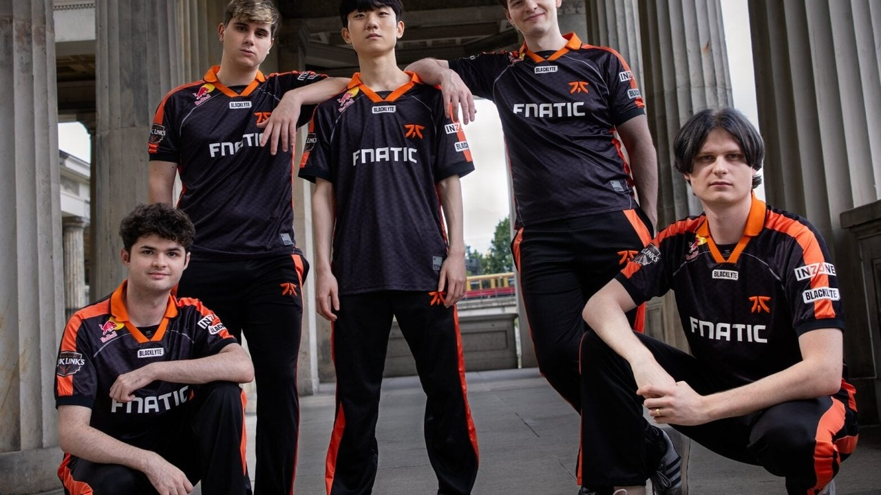 Fnatic League of Legends players pose together in team jerseys