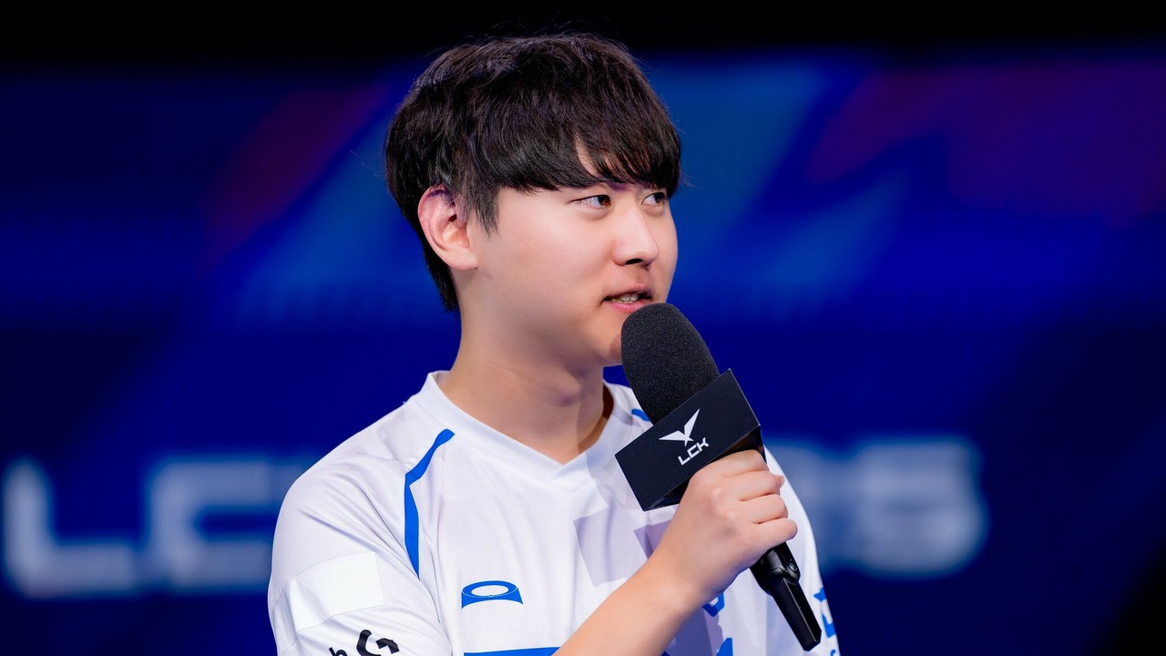 DN SOOPers player Pyosik speaks into an LCK microphone