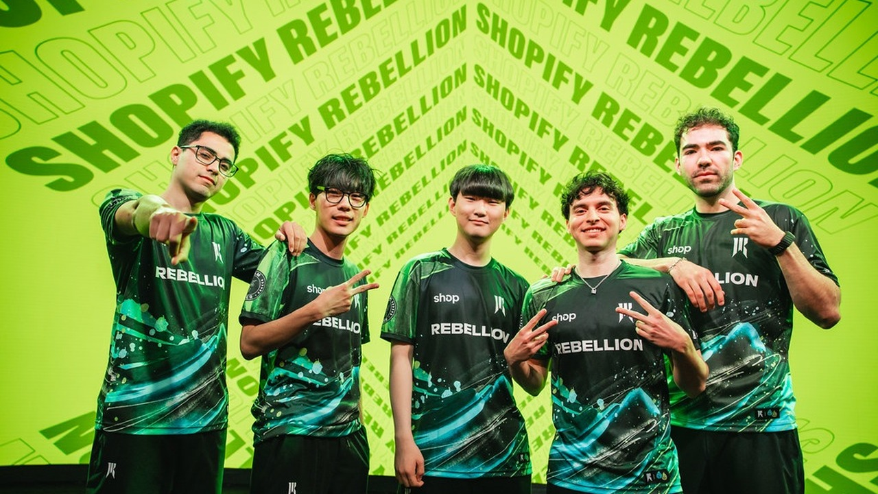 Shopify Rebellion players pose together