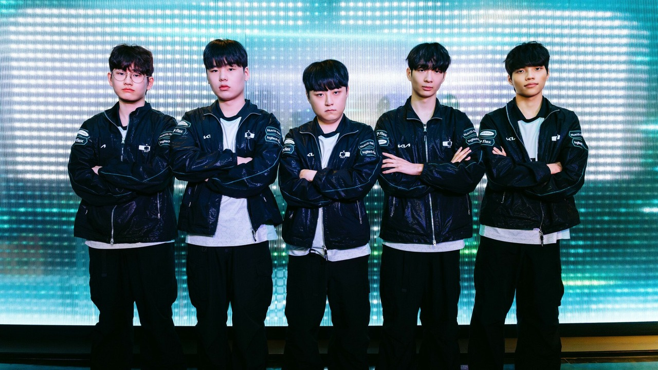 Five Dplus KIA League of Legends players stand together