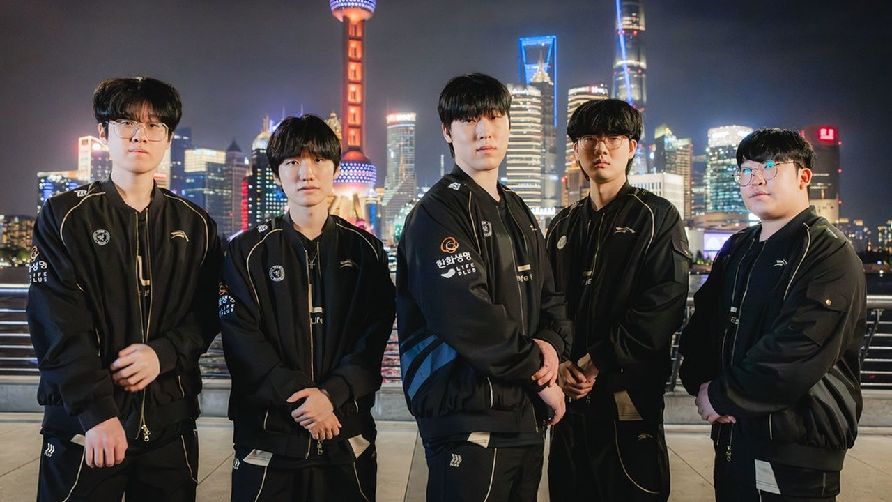 Hanwha Life Esports players pose together on stage
