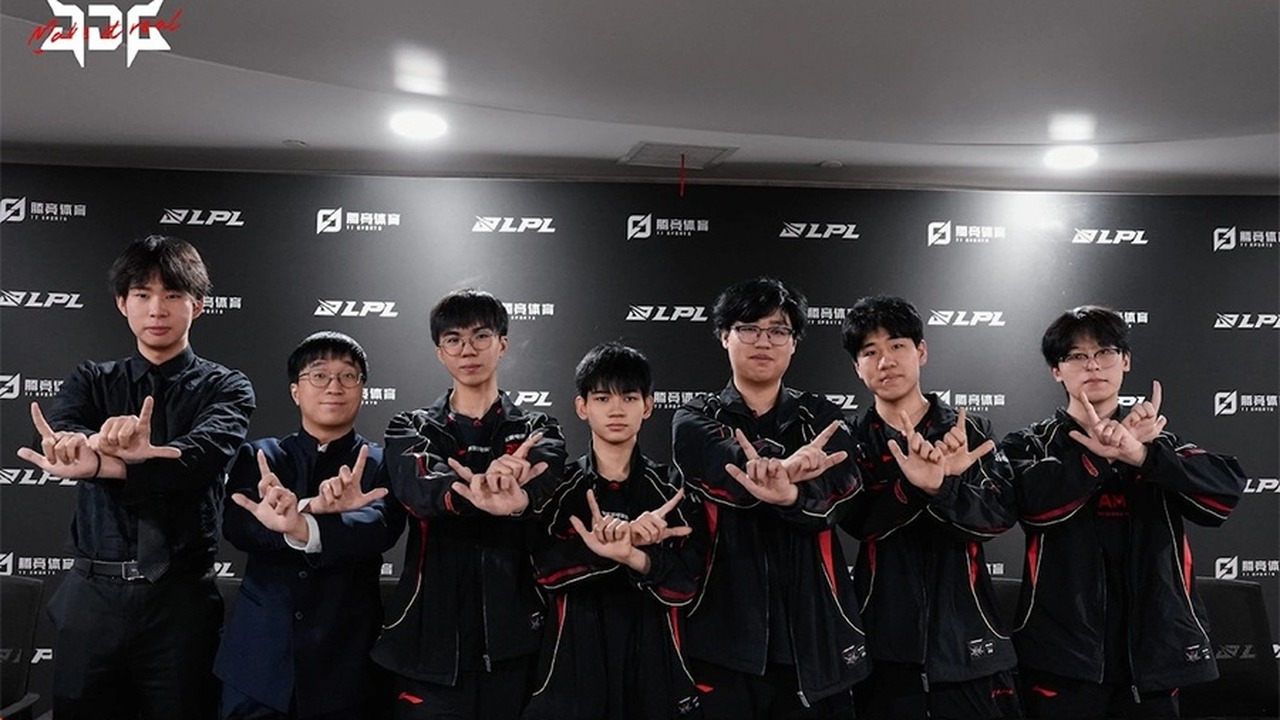 JD Gaming League of Legends players pose together