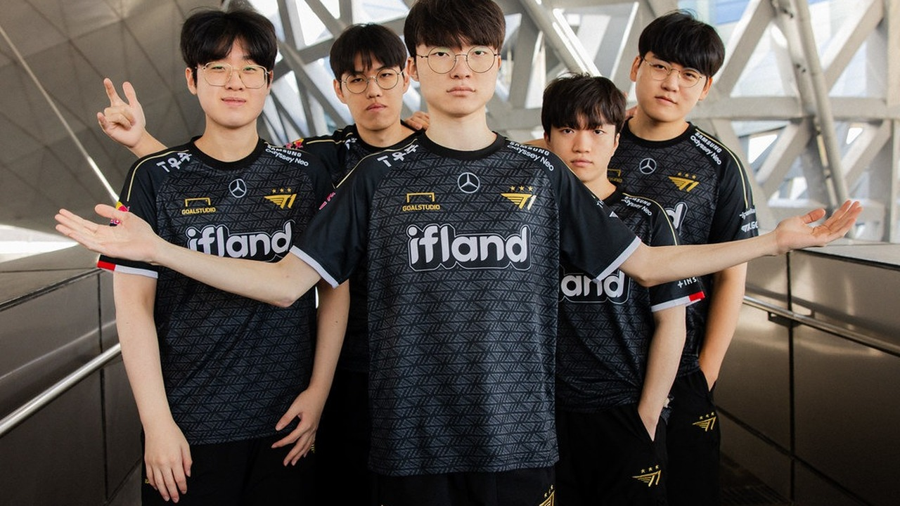 LNG Esports players pose together in team jerseys